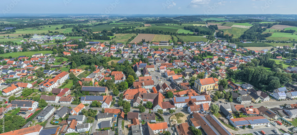 Die Marktgemeinde Siegenburg im niederbayerischen Kreis Kelheim von oben