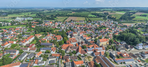 Obraz na płótnie Die Marktgemeinde Siegenburg im niederbayerischen Kreis Kelheim von oben w salonie