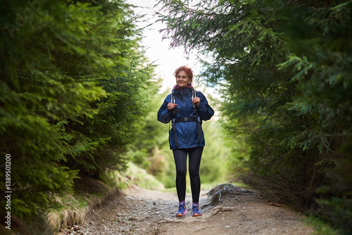 Obraz na płótnie Woman hiking on forest trail......... w salonie