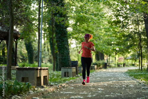 Obraz na płótnie Woman jogging in summer park......... w salonie