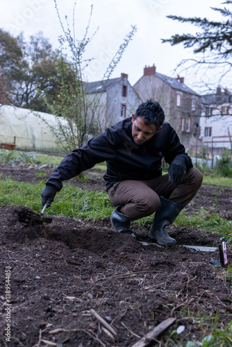Hombre sembrando en una huerta ecológica
