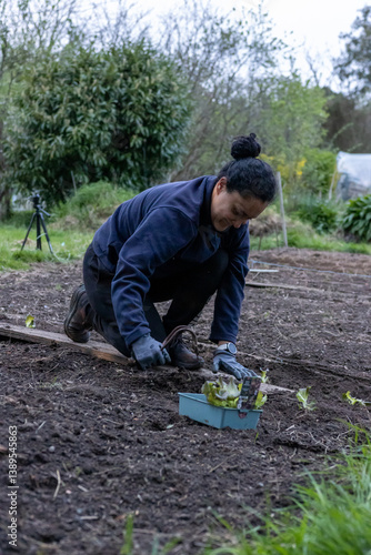 Mujer sembrando en una huerta ecológica