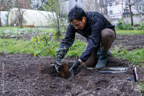 Hombre sembrando en una huerta ecológica