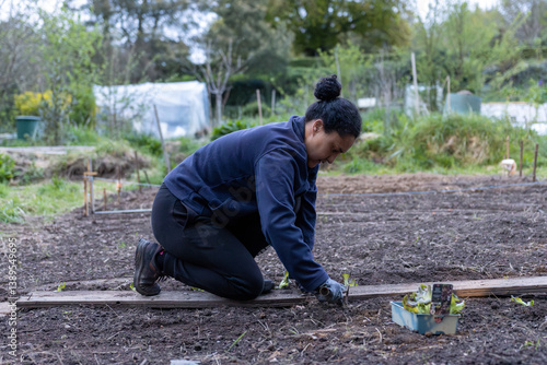Mujer sembrando en una huerta ecológica