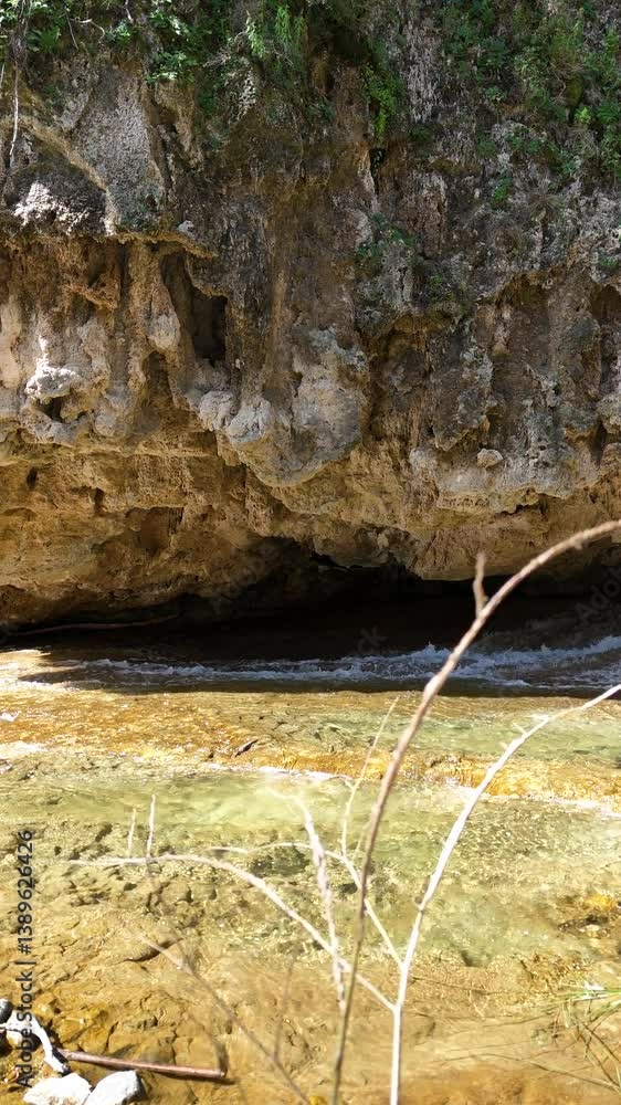 Rio por debajo de una roca erosionada por el agua