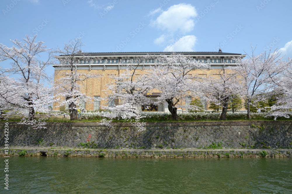 Obraz premium 京都岡崎公園 琵琶湖疏水と京都市美術館 京都市左京区