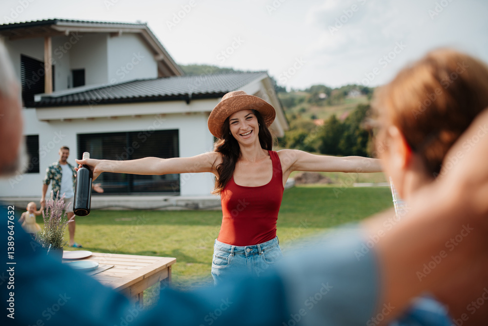 Obraz premium Parents welcoming their daughter at a family barbecue.