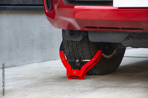 盗難防止用タイヤロックを付けている自動車