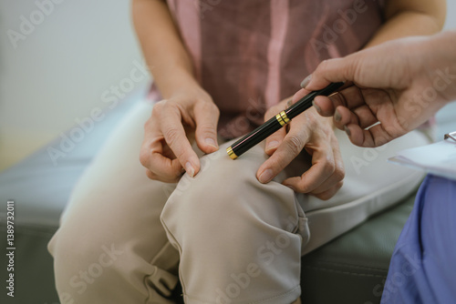 A female doctor examines an elderly patient with knee pain due to arthritis. The patient is being assisted in recovery, focusing on pain management and improving mobility.