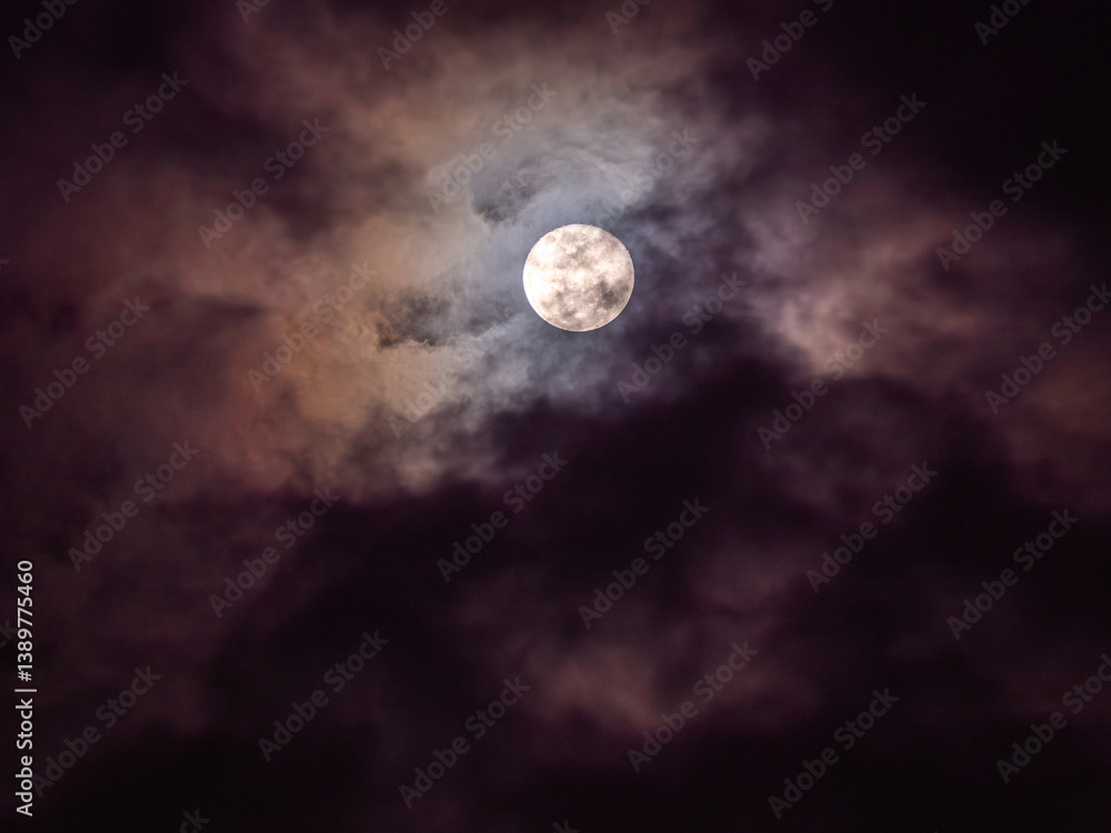 Obraz premium Silver Moon Casts Light Through Crimson Clouds..คำอธิบายภาพ (Description)