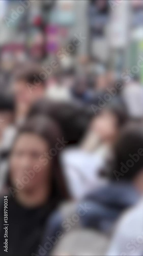 Wallpaper Mural 横断歩道を渡るたくさんの人々　東京風景　11月　ぼかし　渋谷　イメージ　縦型動画　サイネージ　SNS Torontodigital.ca