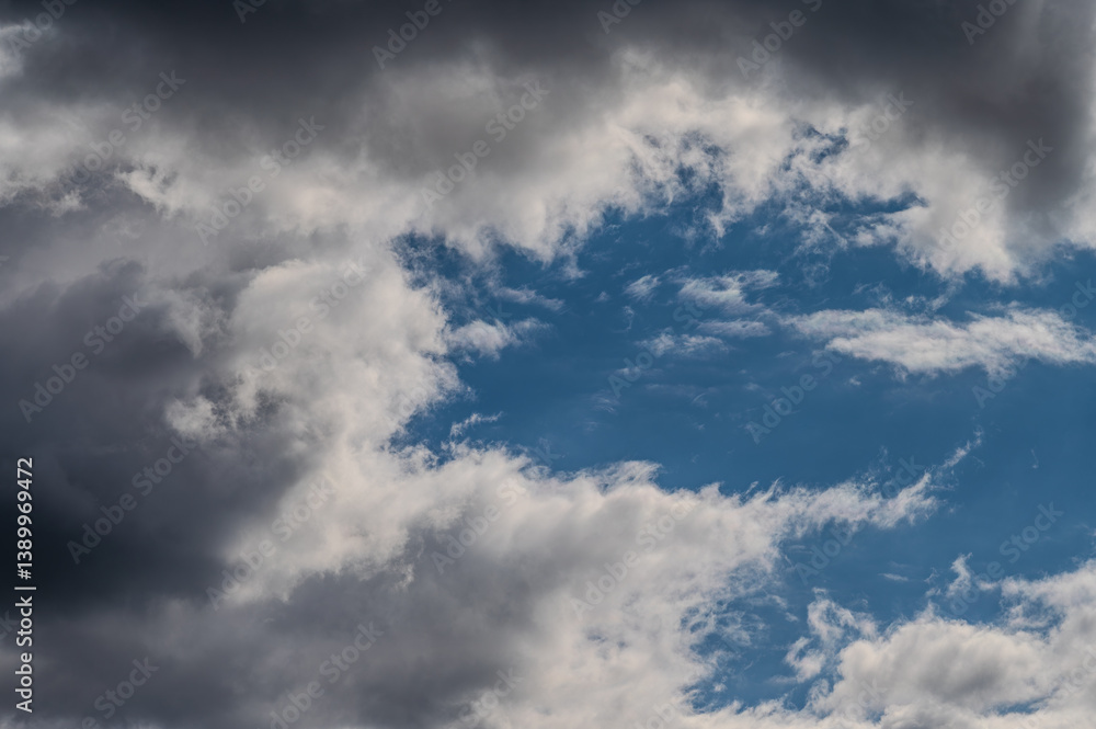 Obraz premium Spectacular clouds in the sky 310325