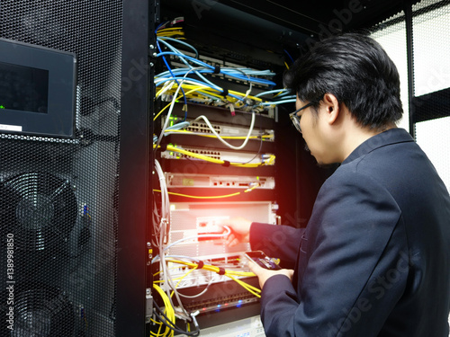 Obraz na płótnie Technician Working on Server Rack in Data Center w salonie