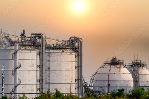 Obraz na płótnie Oil storage tank industrial oil tank in refinery industrial plant, Industry storage oil fuel tank chemical refinery factory plant, Storage fuel tank in oil Industrial refinery. w salonie
