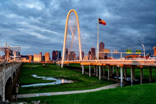 Obraz na płótnie Downtown Dallas, TX behind the Margaret Hunt Bridge at Dusk w salonie
