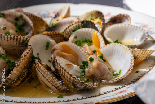 Obraz na płótnie cockles in sherry sauce, Bar Canyi, Mercat de Sant Antoni neighborhood, Barcelon