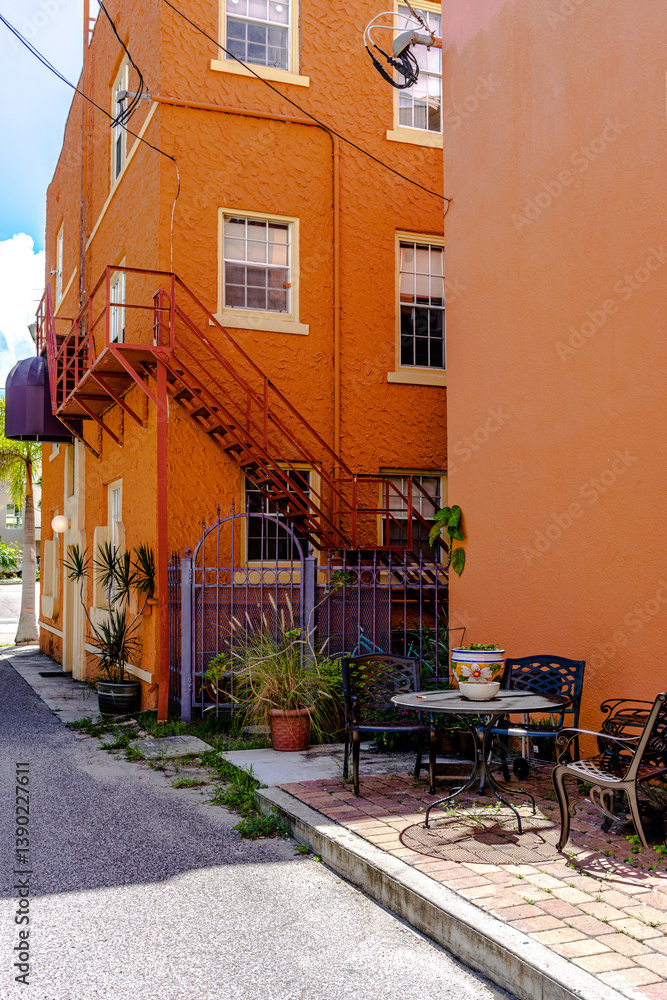 Obraz premium narrow street in the old town of Sarasota Florida