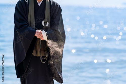 海で僧侶が供養している海洋散骨のイメージ