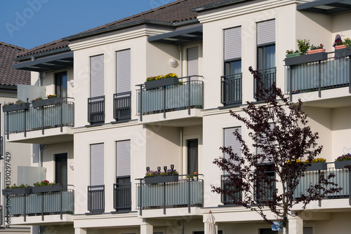 Obraz na płótnie Apartment Building Facade: Modern Architecture with Balconies w salonie