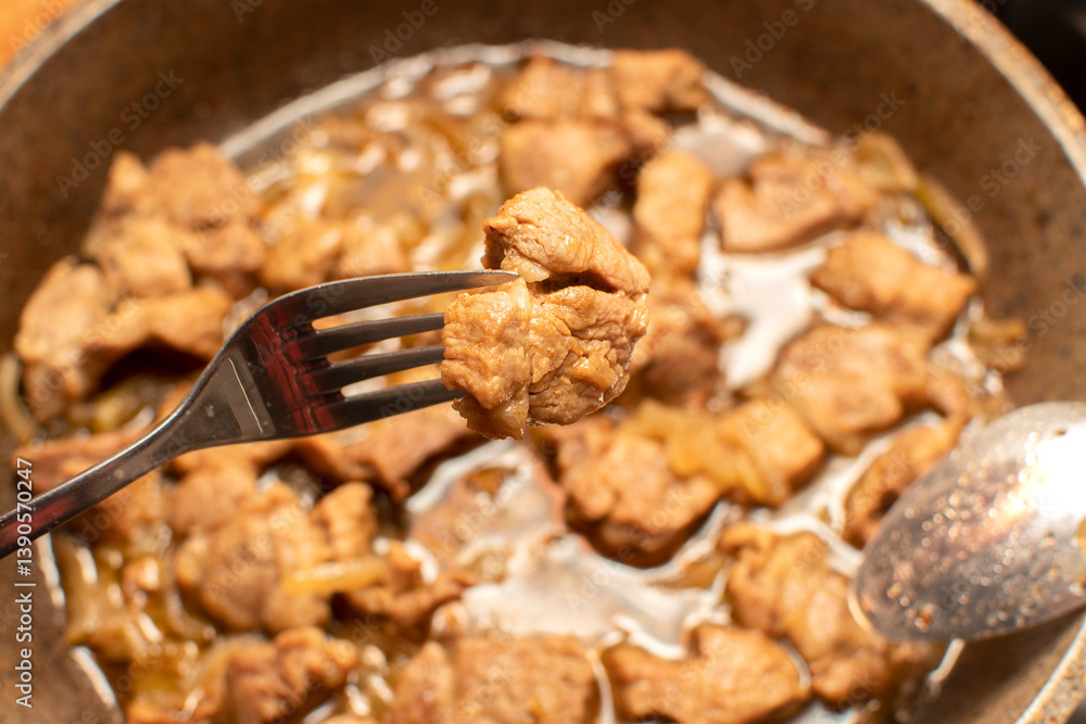 Obraz premium Fried meat on a fork