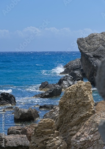 Felsen in rauem Meer