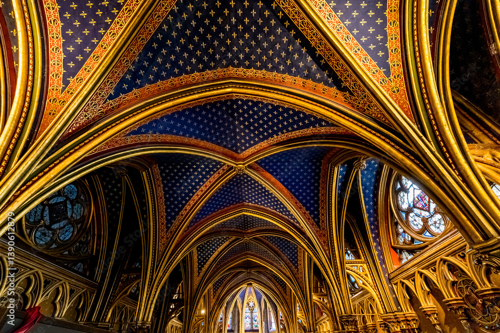 Intérieur de la Sainte-Chapelle sur l'île de la Cité à Paris capitale de la France Intérieur de la Sainte-Chapelle sur l'île de la Cité à Paris capitale de la France