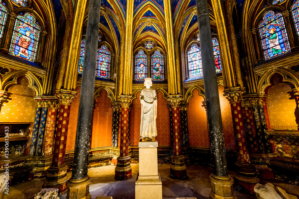 Intérieur de la Sainte-Chapelle sur l'île de la Cité à Paris capitale de la France