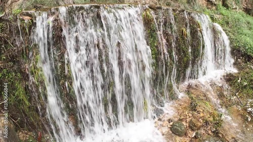 Cascada de agua de un rio pequeño
