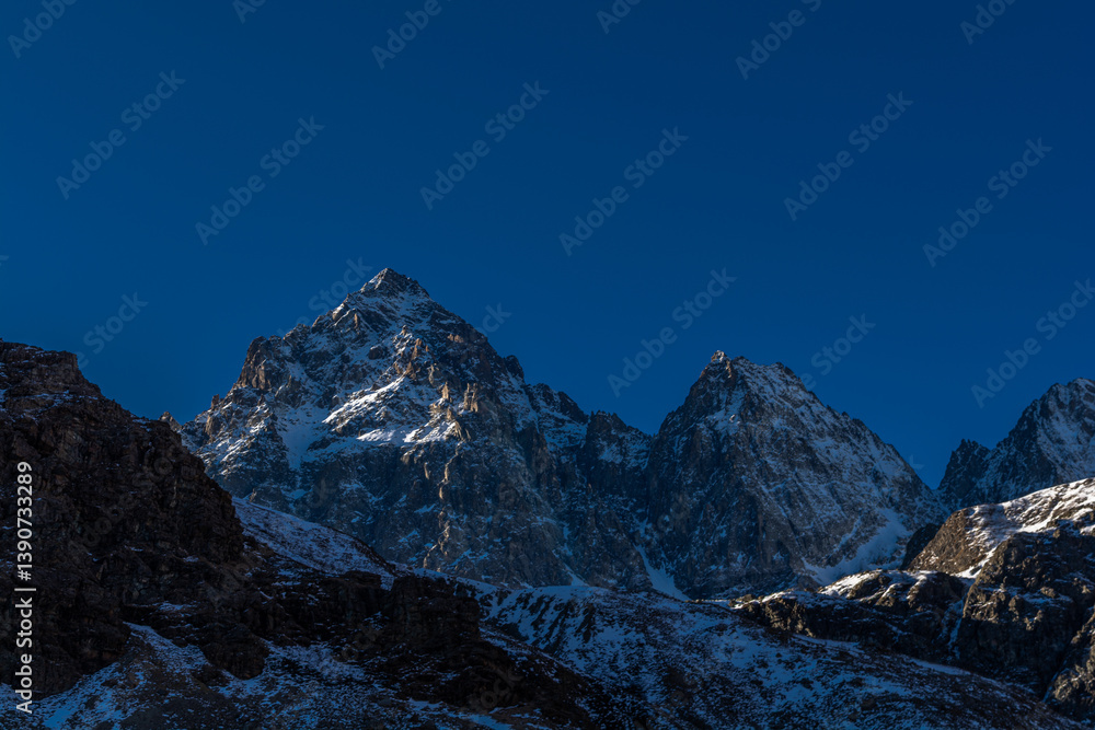 Fototapeta premium Il Monviso visto dal Pian del Re, il luogo dove sgorga il Po, il fiume più lungo d'Italia