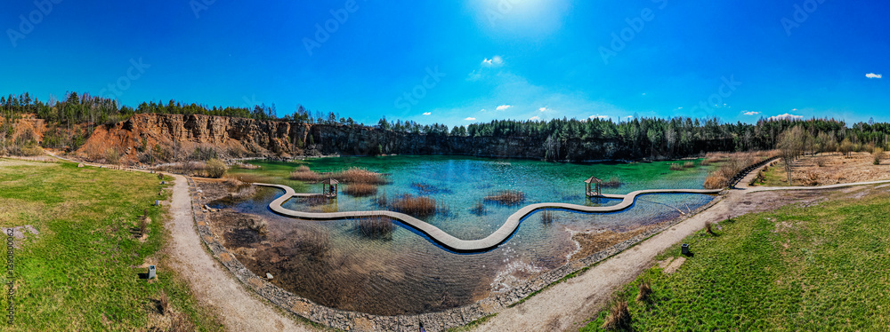 Park Gródek, najsłynniejszy obecnie Park na terenie Jaworzna na Śląsku w Polsce. Lazurowa woda, kładka na zbiorniku wodnym. Panorama z lotu ptaka.