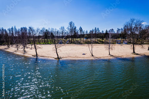 Obraz na płótnie Zbiornik wodny Sasina na Śląsku w Polsce, powstały na terenach dawnej kopalni piasku. Panorama z lotu ptaka, wczesną wiosną. w salonie