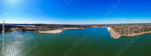 Obraz na płótnie Zbiornik wodny Sasina na Śląsku w Polsce, powstały na terenach dawnej kopalni piasku. Panorama z lotu ptaka, wczesną wiosną. w salonie