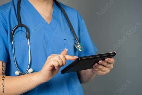 Obraz na płótnie Doctor Utilizes Gadget for Diagnosis w salonie