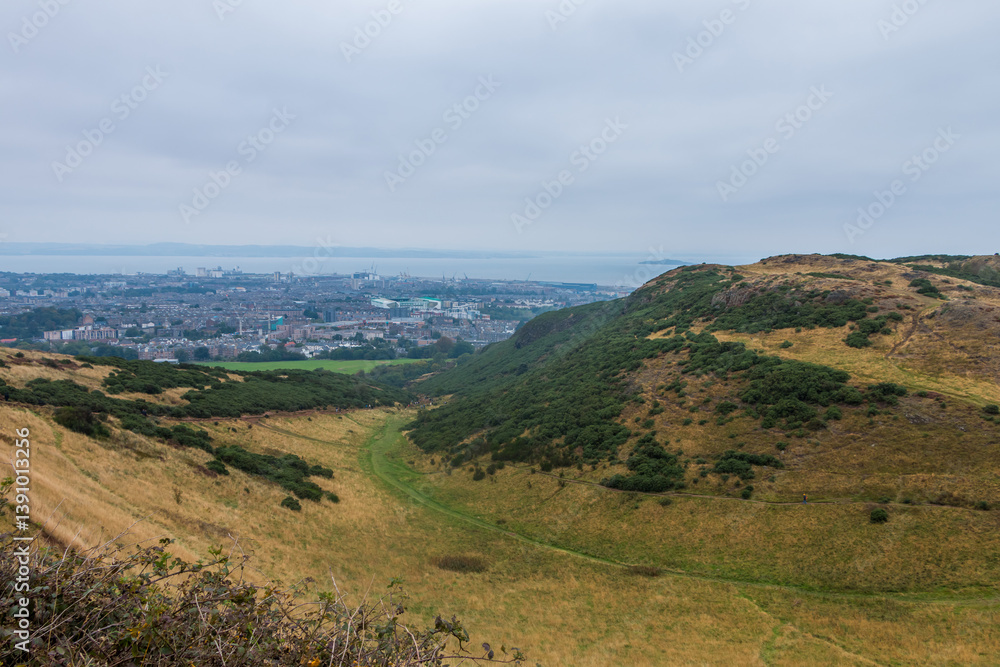 Naklejka premium Beautiful view from Arthur's Seat to Edinburgh and the surrounding landscape. Hiking in Scotland.