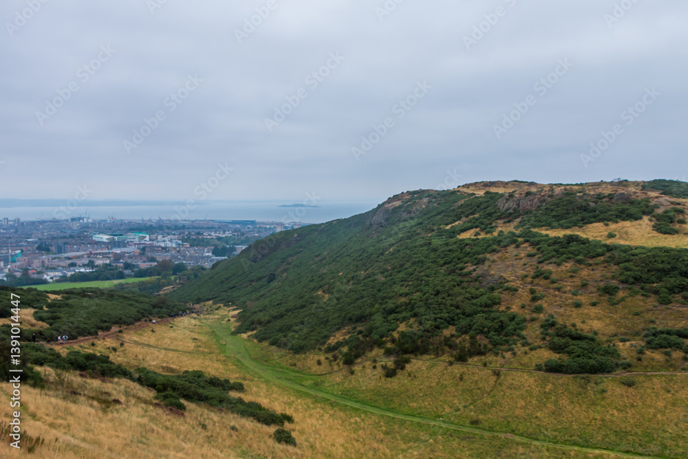 Fototapeta premium Beautiful view from Arthur's Seat to Edinburgh and the surrounding landscape. Hiking in Scotland.
