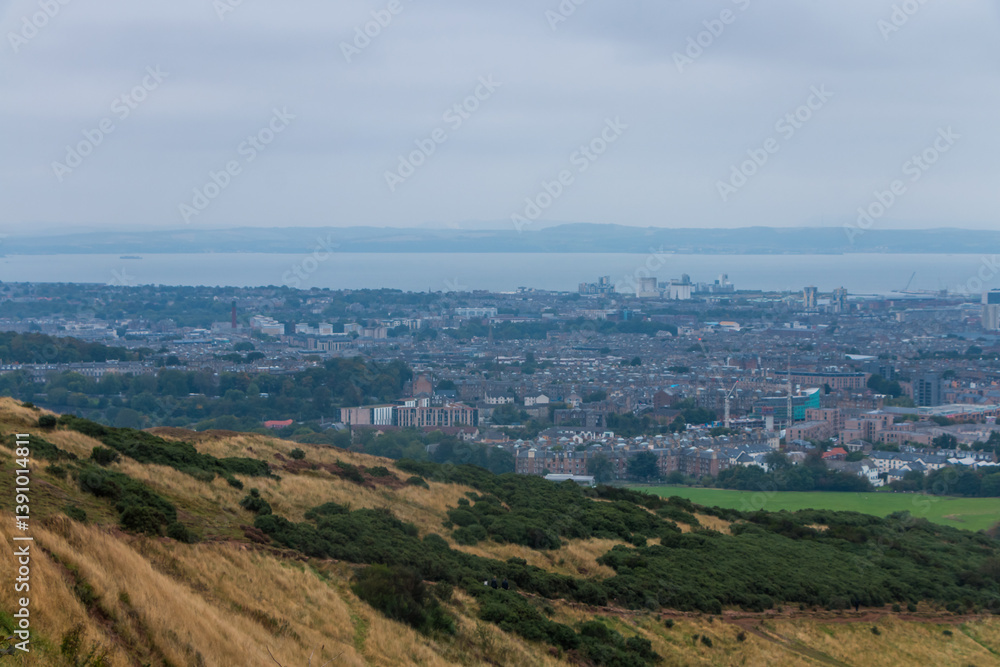 Fototapeta premium Beautiful view from Arthur's Seat to Edinburgh and the surrounding landscape. Hiking in Scotland.