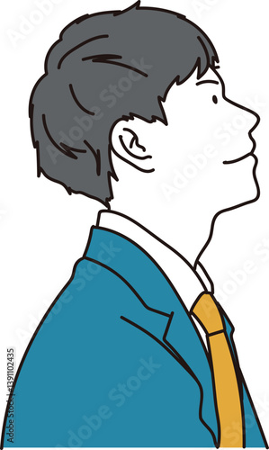 上を見上げるスーツの笑顔の男性の横顔
