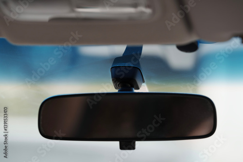 停車中の車のルームミラー