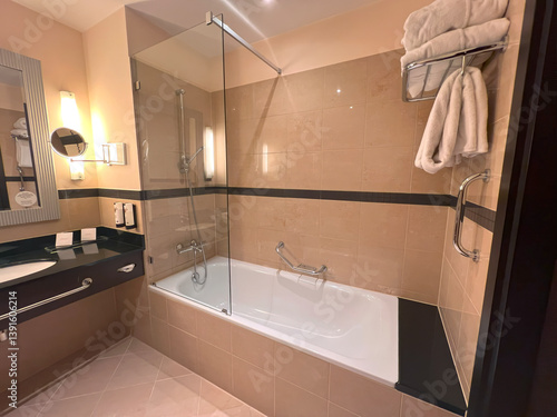 Obraz na płótnie Modern home bathroom with clean white tub w salonie