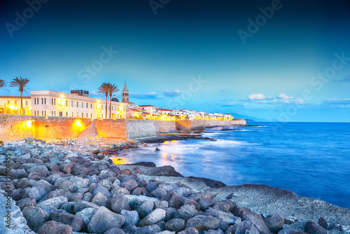 Obraz na płótnie Astonishing evening cityscape of historical part of Alghero town. w salonie