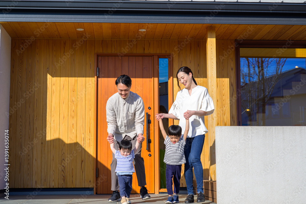 出かける日本人家族 出かける日本人家族