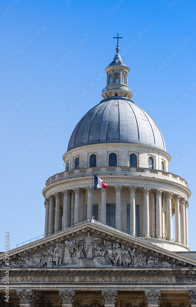 Obraz premium Le panthéon à Paris, symbole de la France, avec un drapeau flottant bleu, blanc et rouge au format vertical