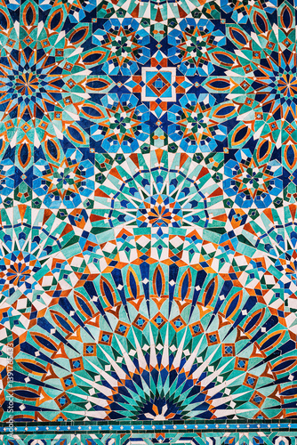 Obraz na płótnie Traditional moroccan mosaic made with zellige style creating beautiful geometric patterns on a wall w salonie