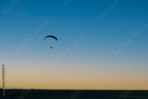 Obraz na płótnie Adventure Parasailing Over the White Salt Desert at Rann of Kutch w salonie