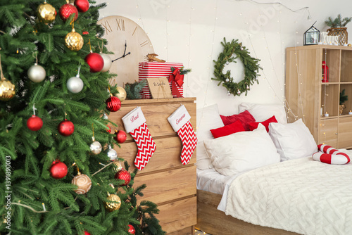 Cozy christmas bedroom inte...