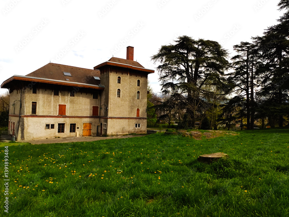 Obraz premium A castle in a park in Europe