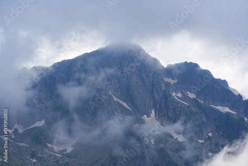 Obraz na płótnie Misty rocky mountain under clouds......... w salonie