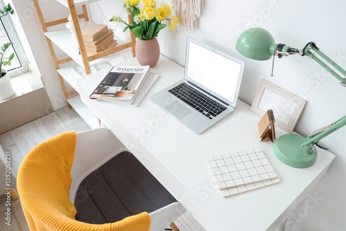 Obraz na płótnie Blank laptop and vase with spring flowers on desk in light office w salonie
