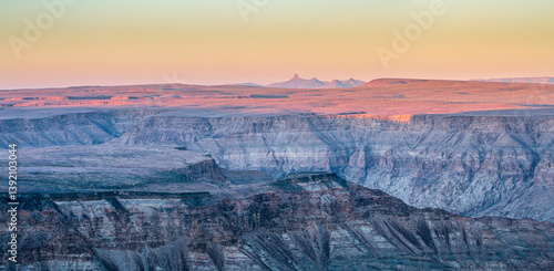Fotografia Sunrise over the plateau with Fish River Canyon in south Namibia