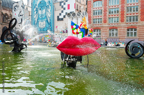 Fototapeta Naklejka Na Ścianę i Meble -  View of the Stravinsky fountain in a public place in Paris